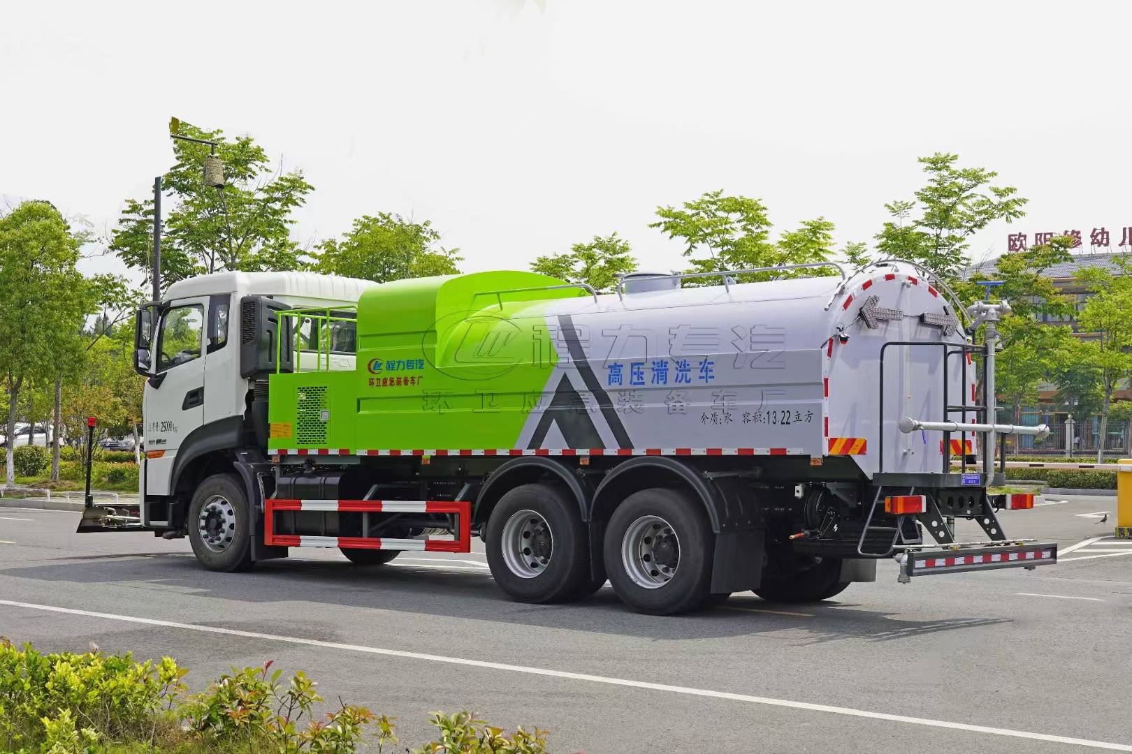 東風天龍路面清洗車