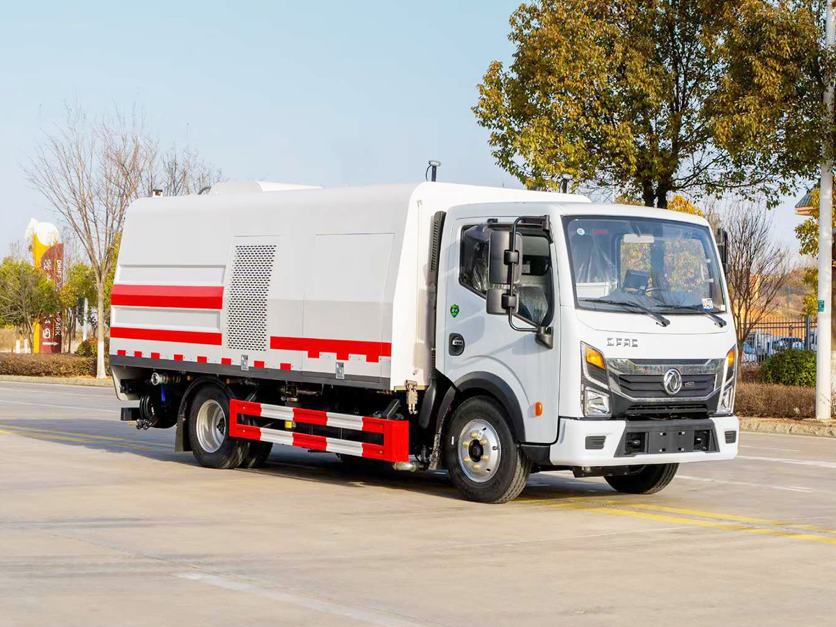 東風(fēng)多利卡護(hù)欄清洗車(chē)