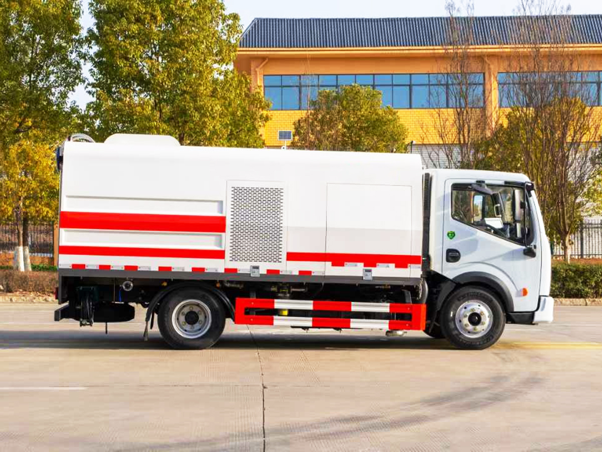 東風(fēng)多利卡護(hù)欄清洗車(chē)